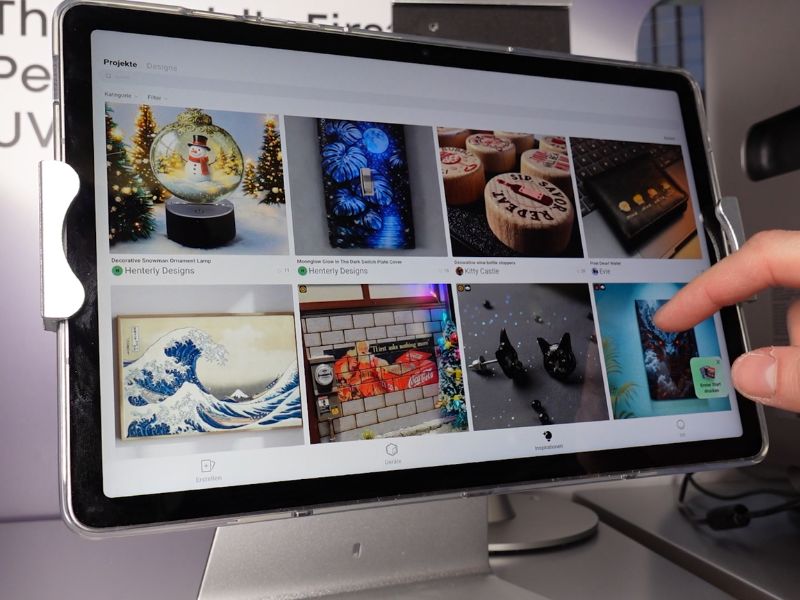 Auf einem Tablet sind verschiedene Designs in der eufyMake E1 Software zu sehen.