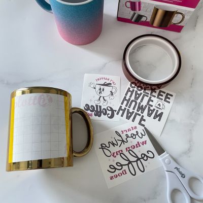 Sublimationsdesign wird an Tasse befestigt