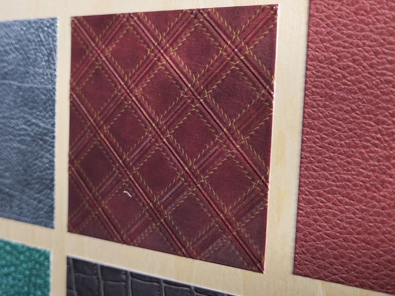 Verschiedene gedruckte Strukturen: Leder, Schlangenhaut und weitere