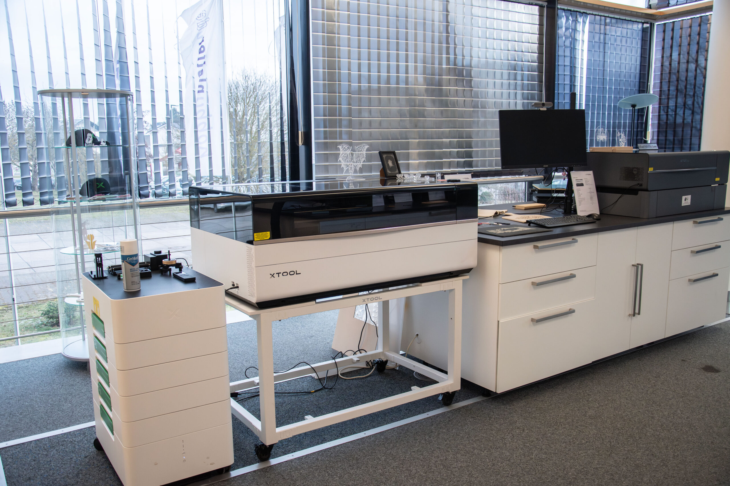 Verschiedene Laser von xTool stehen in einer Reihe