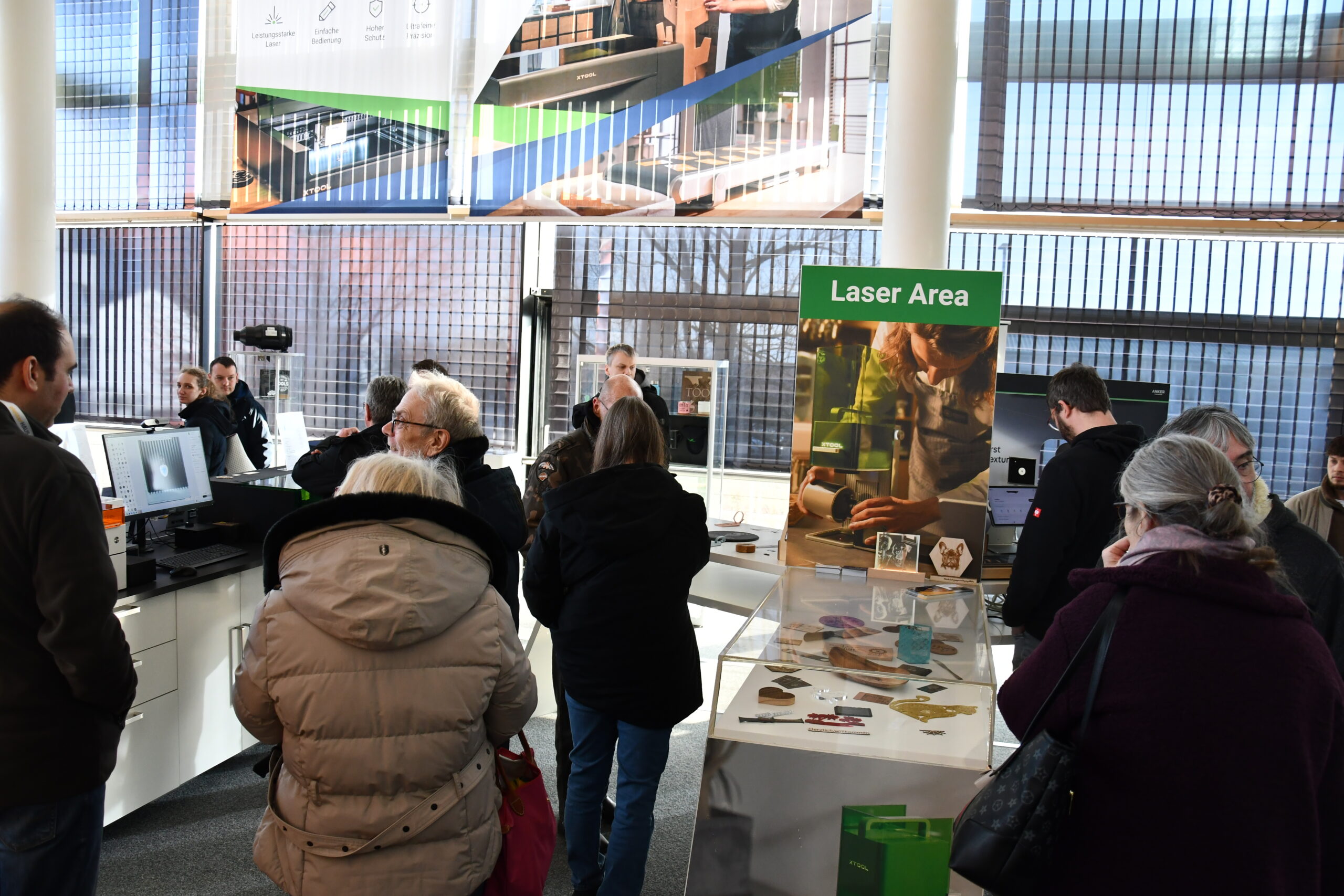 Viele Menschen stehen in der Laser Area und lassen sich beraten.
