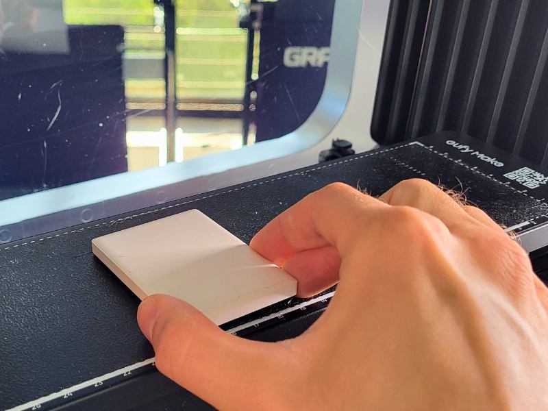 Keramik-Magnet wird für Reliefdruck in den eufyMake E1 UV-Drucker eingelegt