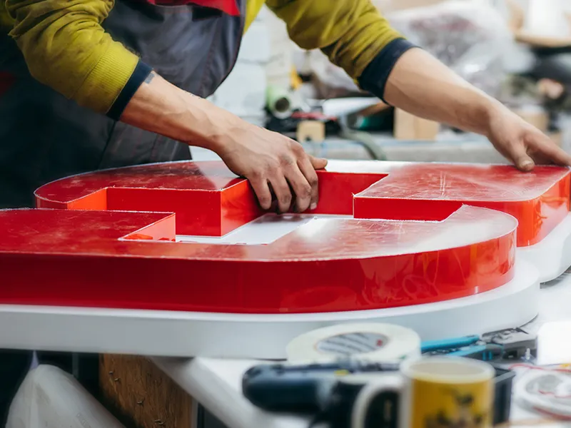 Beschilderungen aus Acryl oder Holz sind schnell erstellt. Wir zeigen Ihnen wie.