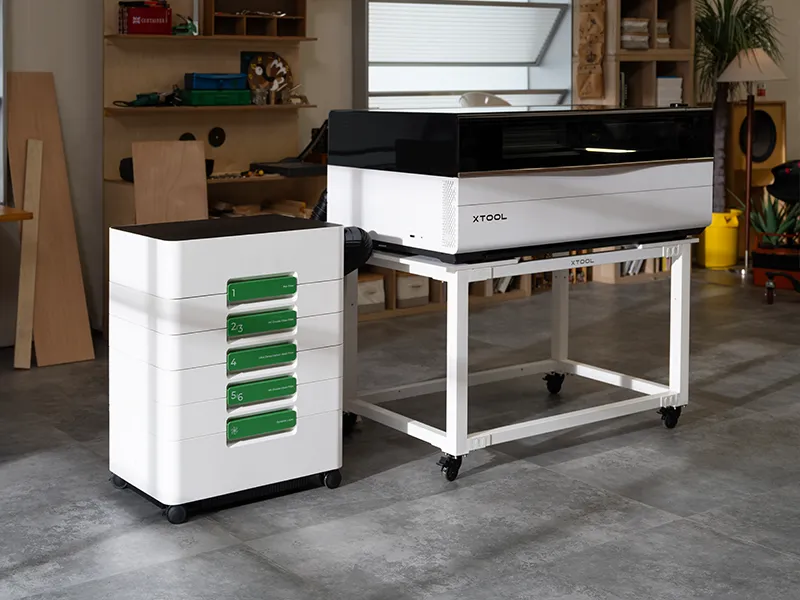 Der xTool P3 Laasercutter eignet sich bestens zum schneiden von dicken Acrylplatten, überzeugt aber auch bei anderen Materialien.