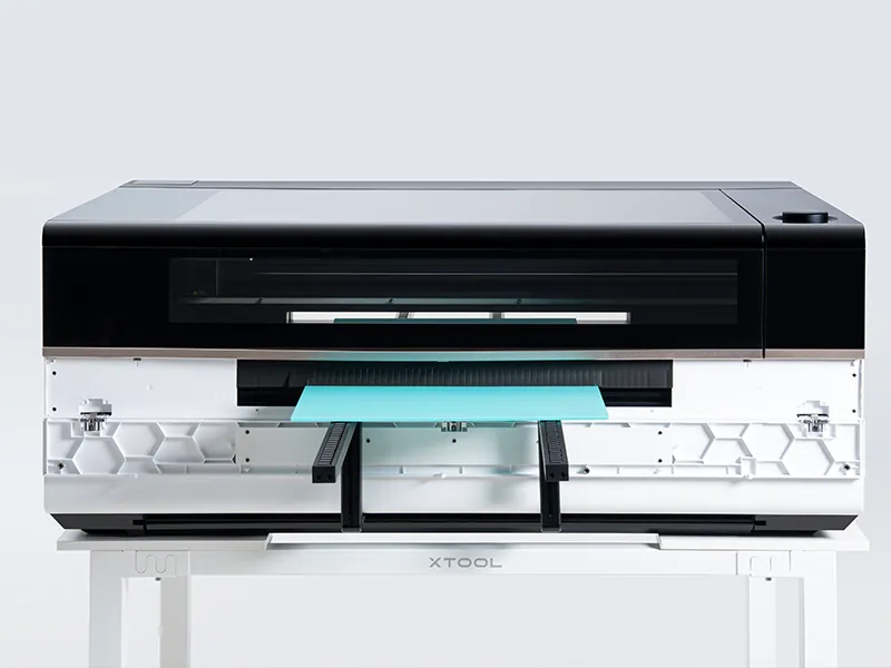 Mit seinen 80W können Sie mit dem xTool P3 Lasercutter beispielsweise 28mm dickes Acryl schneiden – Perfekt für Reklamen und Beschriftungen.