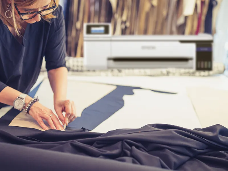 Der SureColor Sublimationsdrucker wird im Modedesign Unternehmen verwendet