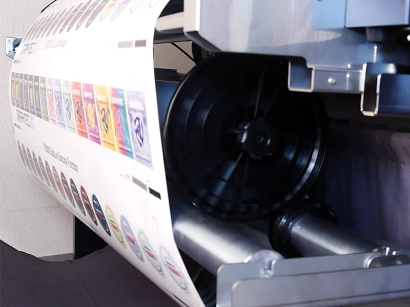 Die praktische Roll-to-Roll Funktion des Graphtec FC9000 kann bei unterschiedlichen Projekten wie Aufklebern und mehr verwendet werden.