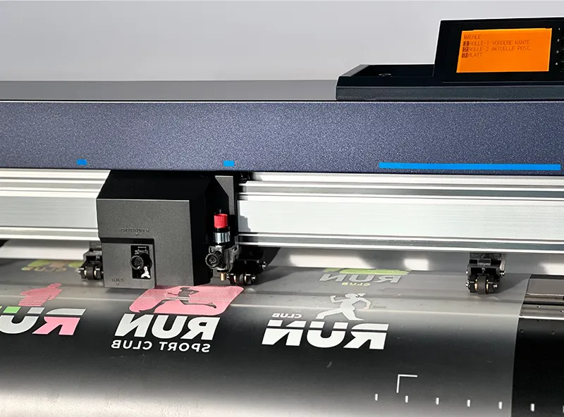 Ein DTF Ausdruck wird mit dem FC9000 ausgeschnitten