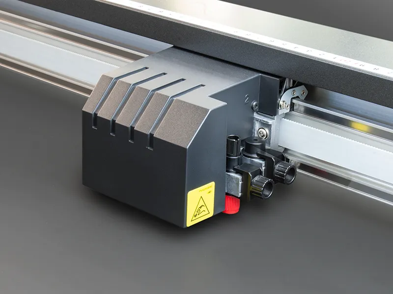 Im Werkzeughalter des Graphtec FCX4000 können 2 Werkzeuge gleichzeitig Platz finden.