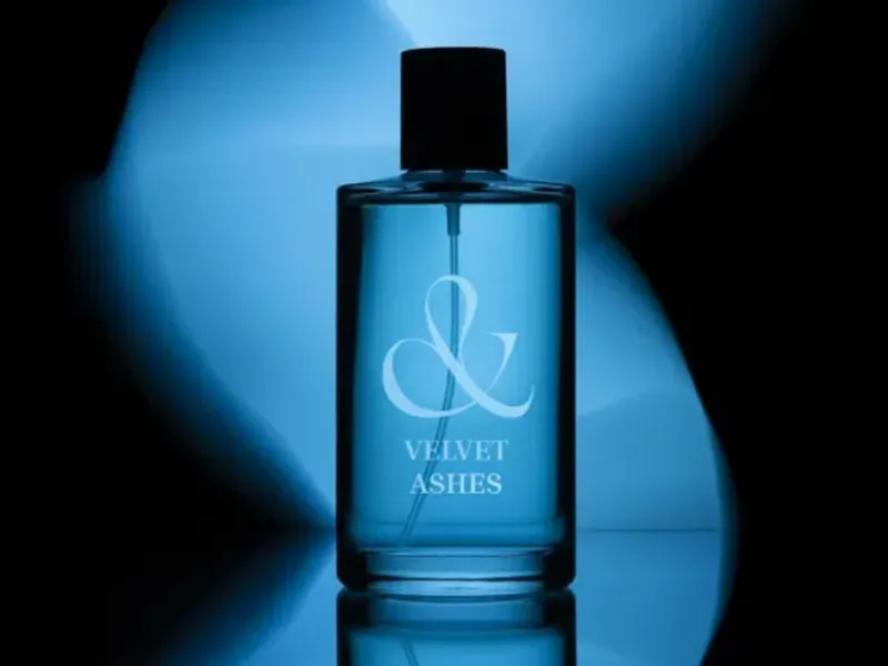 Der xTool F2 Ultra Laser kann problemlos Glasflakons gravieren.