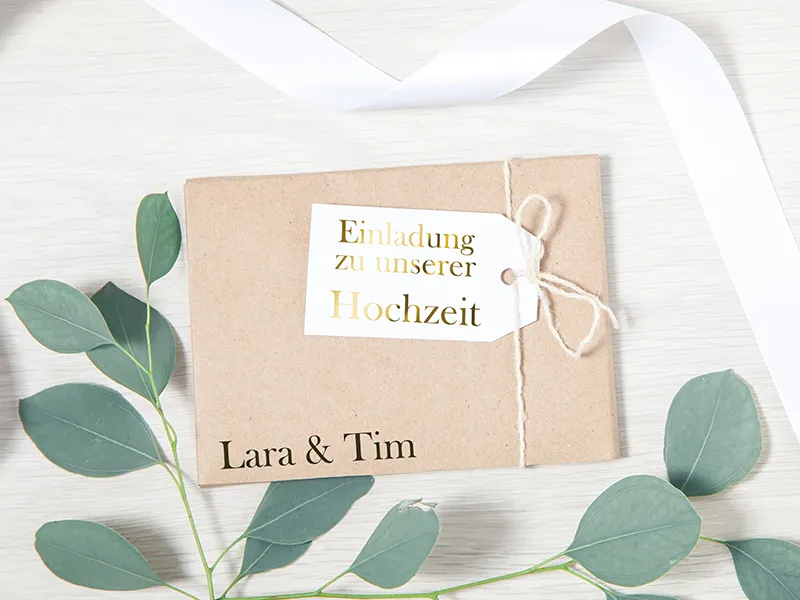 Eine Einladungs zur Hochzeit mit einem Etikett.