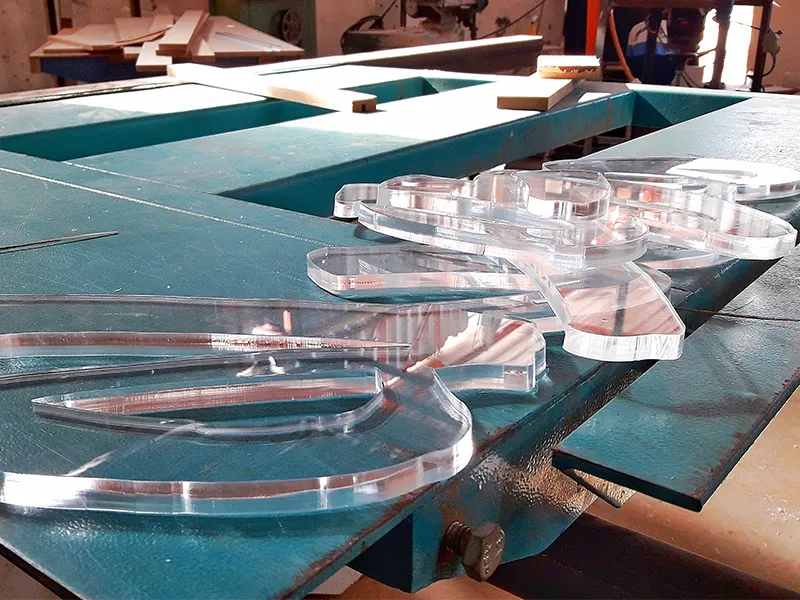 Größere Acrylplatten können mit dem P3 Laser ganz einfach zugeschnitten und graviert werden – ideal für LED Lichtreklame.