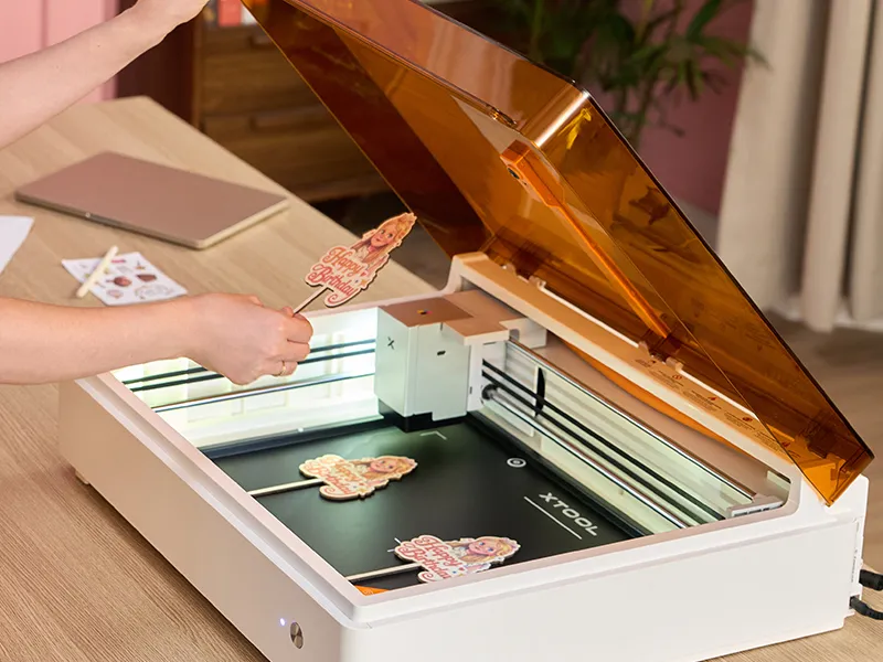 Drucken und schneiden kombiniert – Mit dem xTool M2 können Sie beispielsweise Holz bedrucken und anschließend zuschneiden