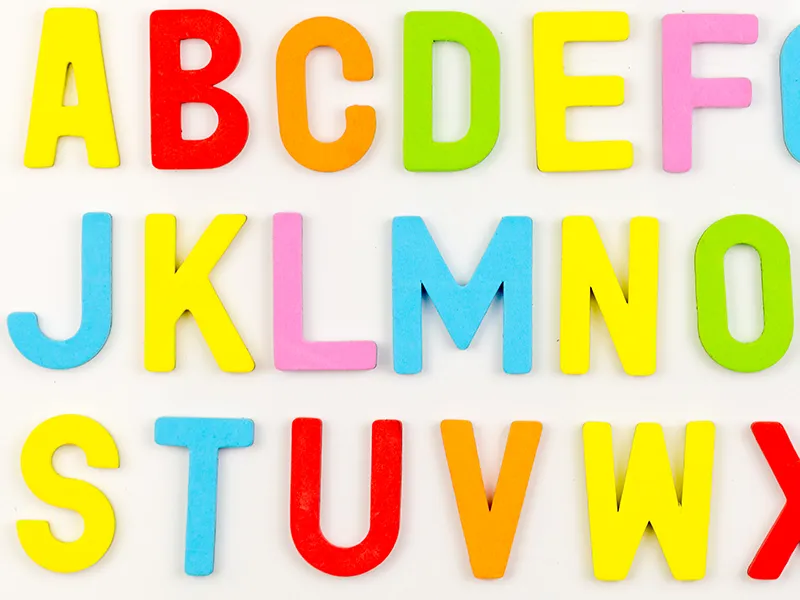 Bunte Buchstaben aus Magnetfolie.
