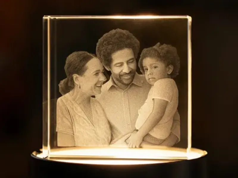 Mit dem F2 Ultra UV können Sie Glasblöcke mit individuellen 3D Gravuren versehen.