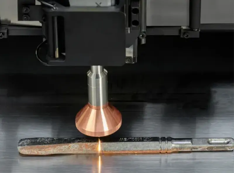 Der MetalFab ist in die CNC Halterung eingesetzt und entfernt Rost auf einem Werkzeug.