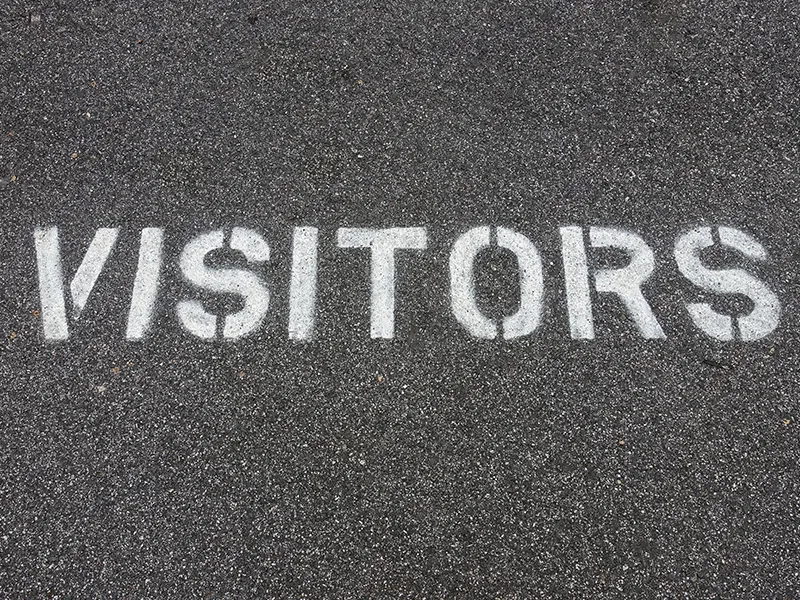 Gesprayter Schriftzug mit einer Schablone auf Asphalt.