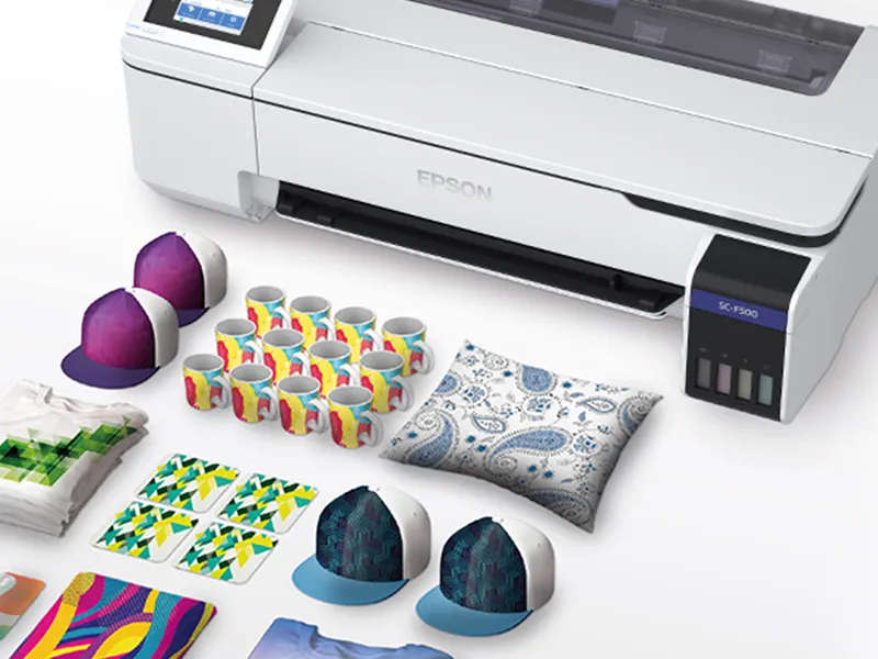 Unterschiedliche Sublimierte Muster liegen vor dem Epson Surecolor SC-F500