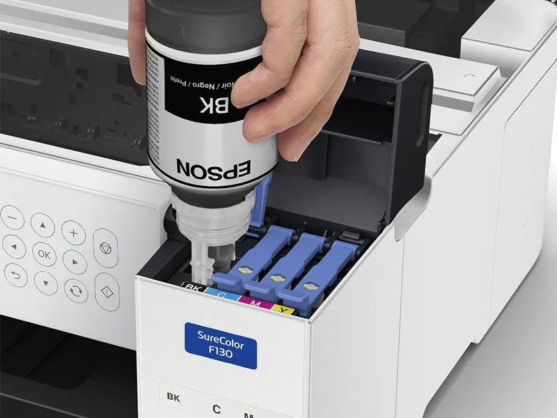 Der SureColor Sublimationsdrucker wird gerade mit Tinte aufgefüllt.