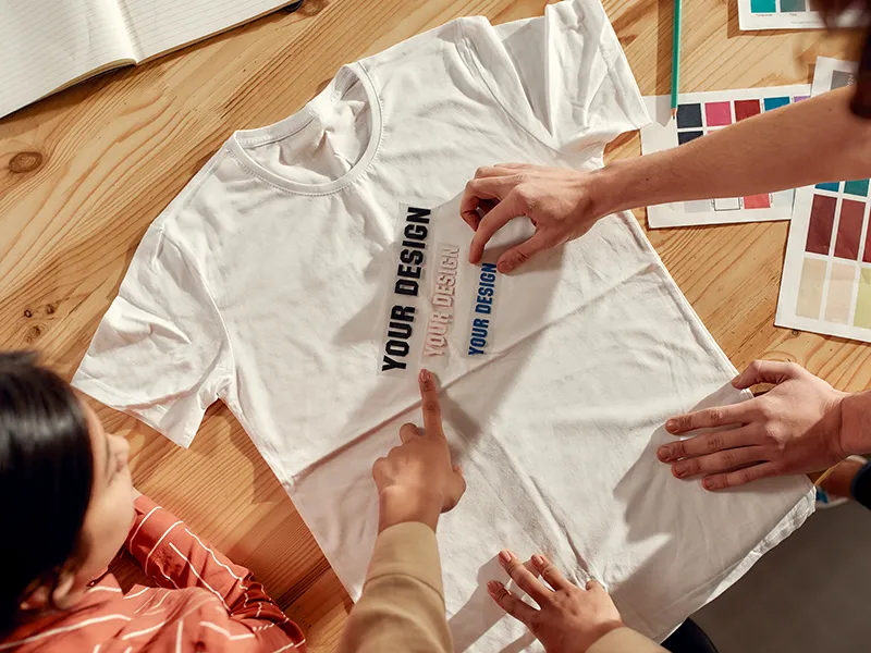 Auf einem Arbeitsplatz wird ein Shirt gestaltet.