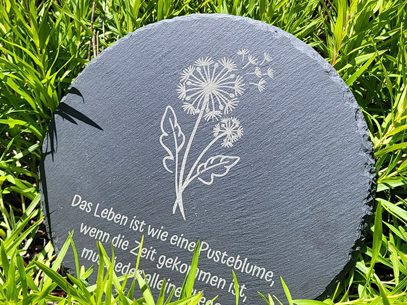 Ein Lasercutter ermöglicht die Gravur unterschiedlichster Materialien – sei es für Tiergrabsteine, Dekorationen oder andere individuelle Projekte.