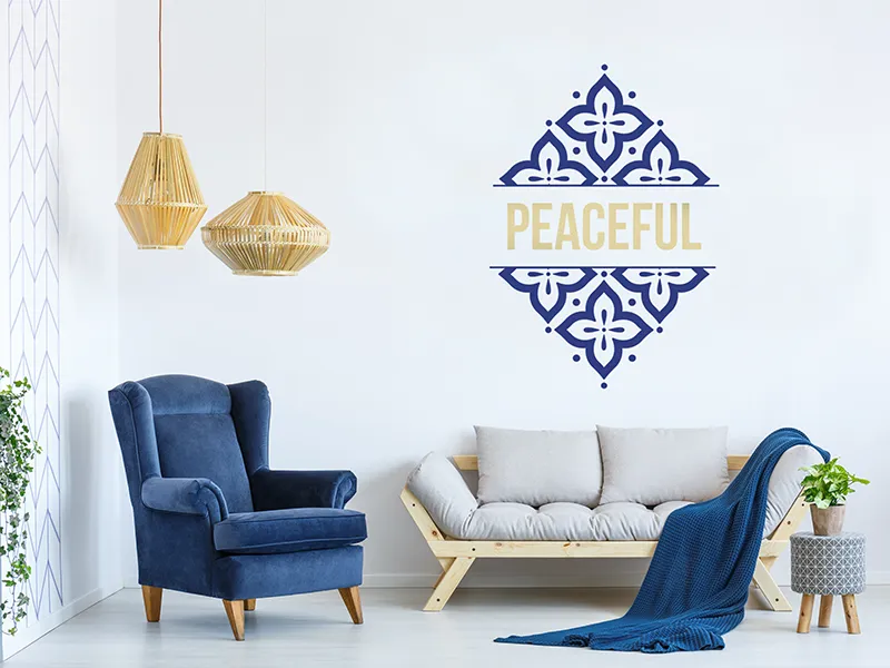 Der Schriftzug "Peaceful" ist in an einer Wohnzimmerwand aufgeklebt.