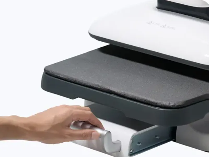 Die Pressfläche der xTool HP2 kann an dem Hebel herausgezogen werden, so können Sie einfach Ihre Materialien platzieren.