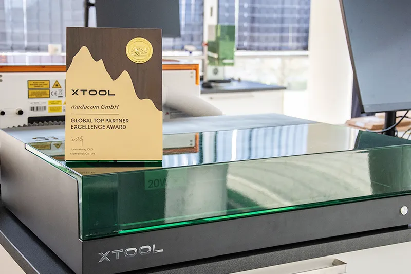 Ein xTool Award steht im Laser Vorführraum auf einem S1 Laser